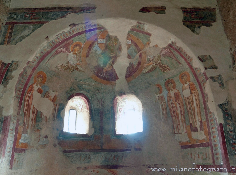 Oleggio (Novara) - Affreschi all'interno dell'abside destro della Chiesa di San Michele